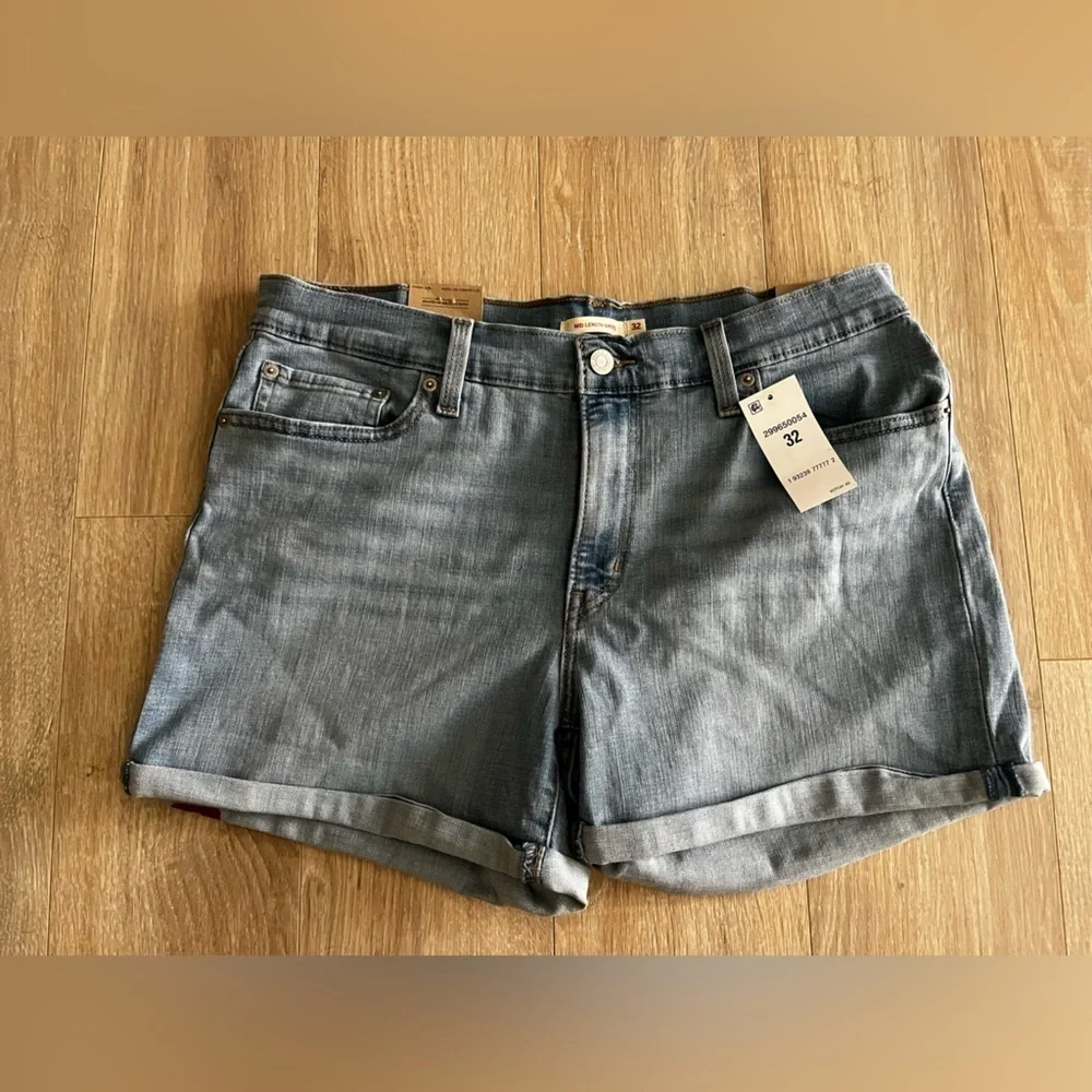 NWT Levi’s Women’s Mid Length Shorts Polar Seas Light Wash - Size 32
